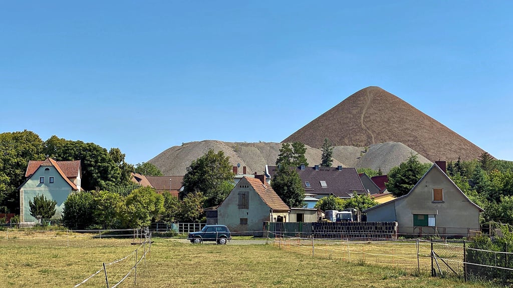 Volkstedt in der Gemeinde Mansfeld-Südharz wird von der  Halde Fortschrittschacht überrragt. 