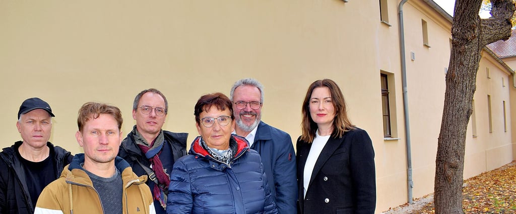 Frank Weigel (v.l.), Technischer Leiter der Stiftung,  Michael Winterfeld von der Stadt Bernburg, Architekt Michael Zimmer, Amtsleiterin für Stadtentwicklung Elke Krause,  Dezernent Holger Dittrich und Stiftungsdirektorin Daniela Schieke freuen sich über die Fertigstellung. 