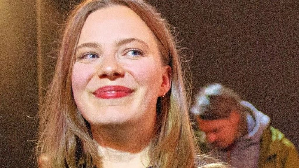 Die Schauspielerin Saskia Rosendahl freut sich im Puschkino Halle über den Preis.