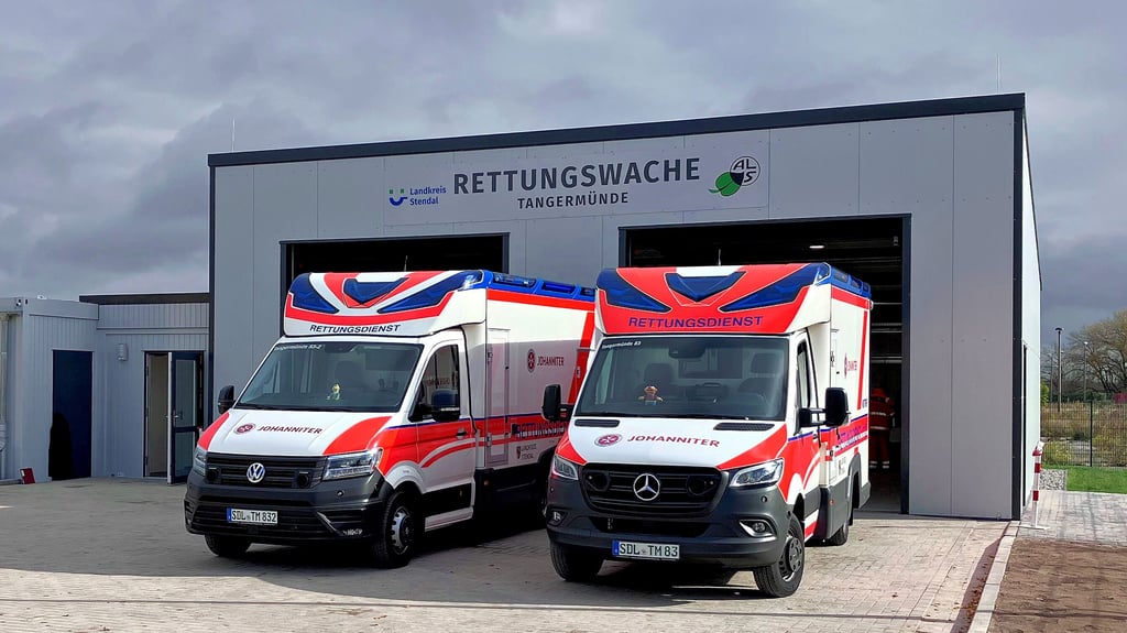 Die neugebaute Rettungswache in Tangermünde. Die Krankenkassen kritisieren die Kosten des Rettungsdienstes im Kreis Stendal und klagen gegen den Landkreis. Auch der Neubau von insgesamt neun Rettungswachen dürfte Gegenstand rechtlicher Auseinandersetzungen sein.