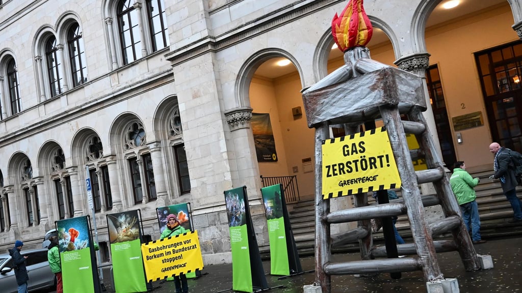 Vor dem Umweltministerium machen Greenpeace-Aktivisten mit einem Bohrturm-Protest auf die umstrittene Gasförderung vor Borkum aufmerksam.
