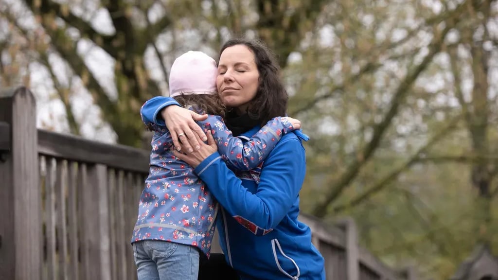 Mutter Anica Schütz aus der Nähe von Magdeburg tröstet ihre Tochter nach einem Streit.