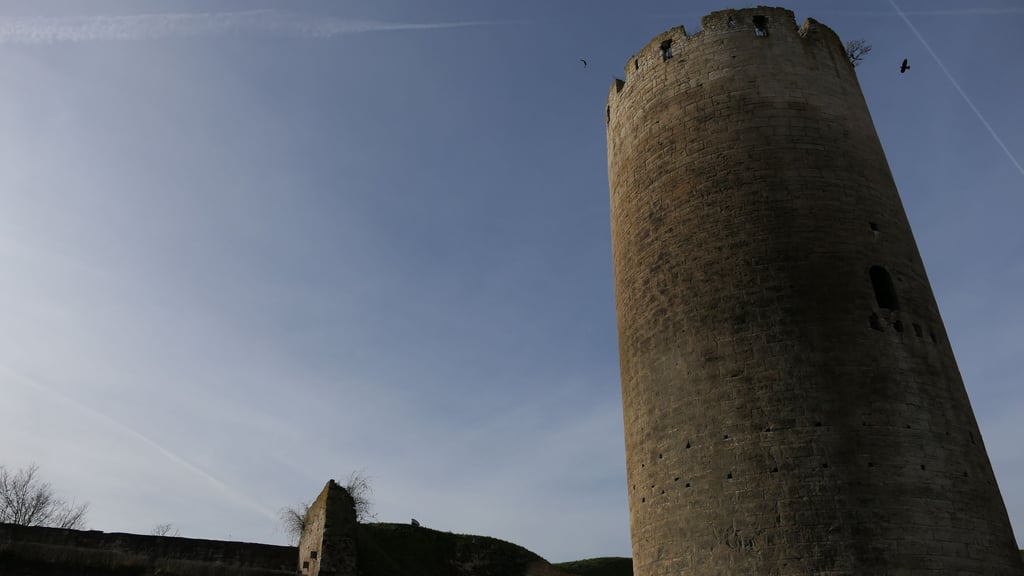 Der Dicke Heinrich stammt aus dem 12. Jahrhundert. Der Hohlraum in seinem Fuß könnte einst als Verlies oder Tresor gedient haben. 