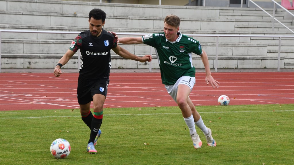 Herbert Bockhorn (links) vom 1. FC Magdeburg ging im Test gegen den 1. FC Schweinfurt die ersten Schritte nach mehrwöchiger Verletzungspause.