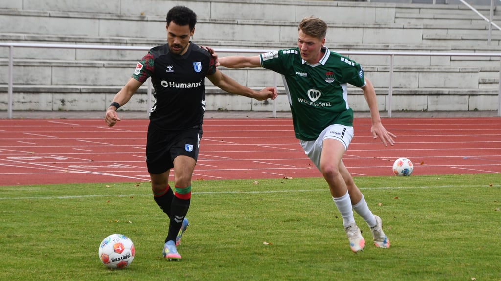 Herbert Bockhorn (links) vom 1. FC Magdeburg ging im Test gegen den 1. FC Schweinfurt die ersten Schritte nach mehrwöchiger Verletzungspause.