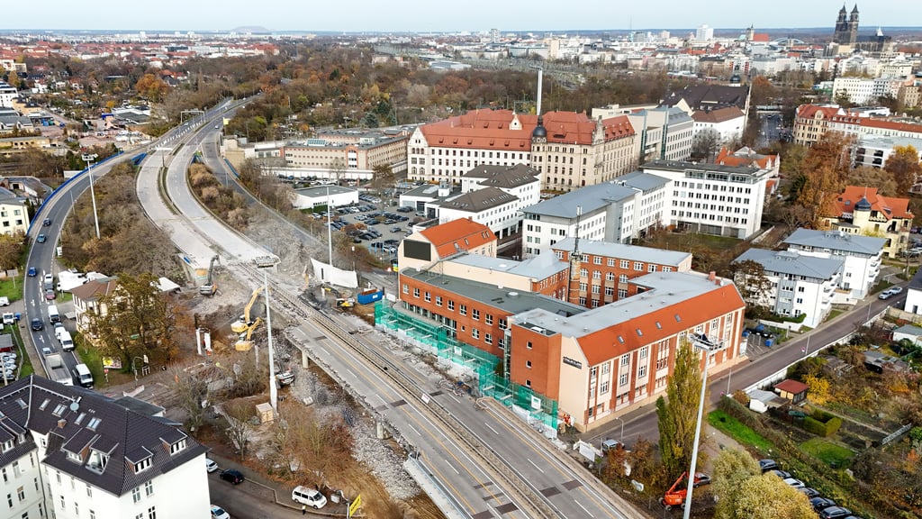 Die Ringbrücke an der Halberstädter Straße in Magdeburg wird aktuell abgerissen.