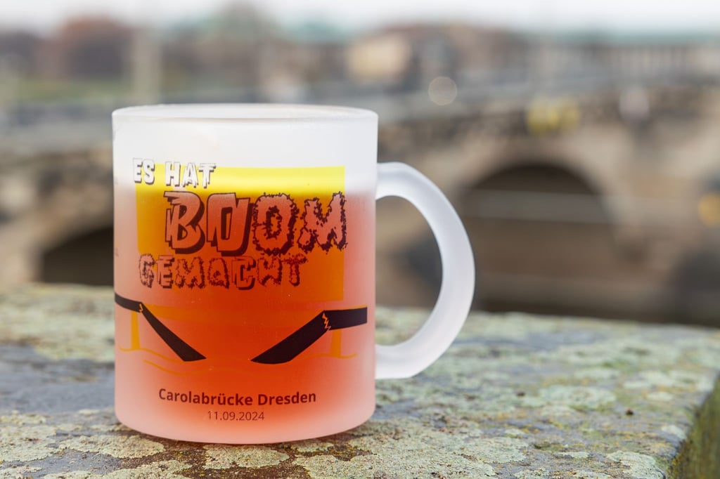 Mit einer neuen Glühweintasse erinnern Dresdner Unternehmer an den Einsturz der Carolabrücke im vergangenen Jahr.