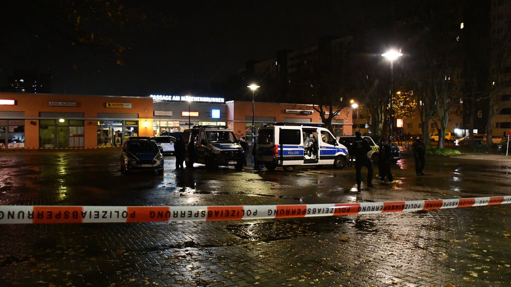 Am Neustädter Platz ist es am Sonntag zu einer Massenschlägerei gekommen. Laut der Polizei gingen mehrere Menschen unter anderem mit Stich- und Schlagwaffen aufeinander los.&nbsp;&nbsp;