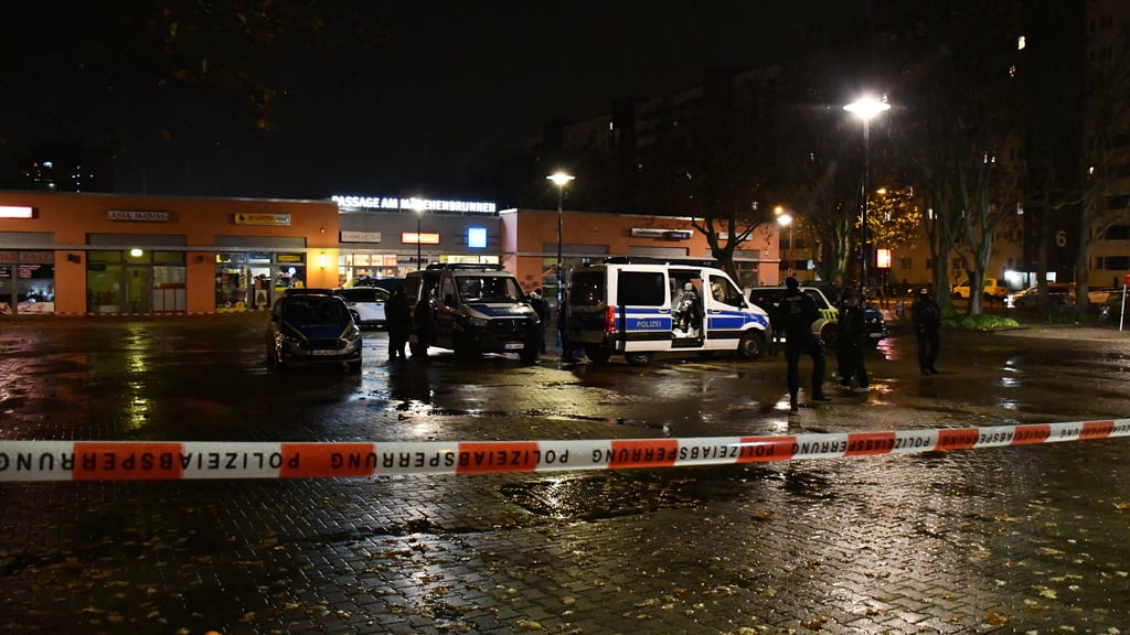 Am Neustädter Platz ist es am Sonntag zu einer Massenschlägerei gekommen. Laut der Polizei gingen mehrere Menschen unter anderem mit Stich- und Schlagwaffen aufeinander los.