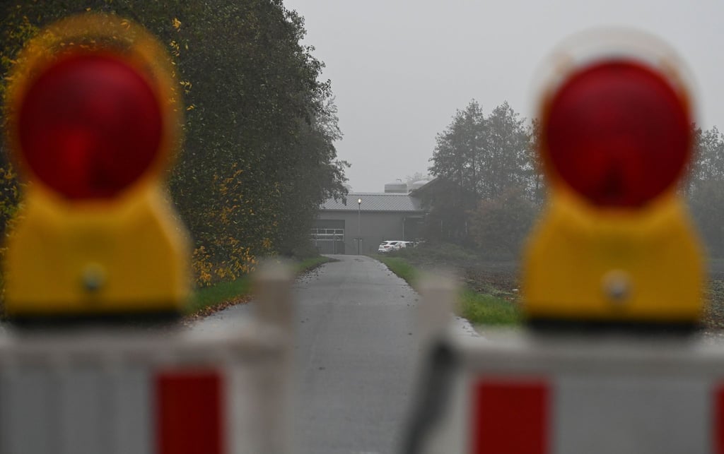 Rund um den Ausbruchsbetrieb gelten strenge Seuchenbekämpfungsmaßnahmen. (Archivbild)