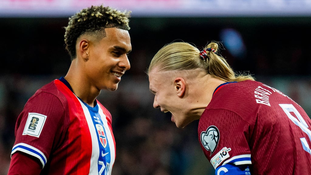 Norwegens Erling Haaland (r.) und Antonio Nusa sicherten sich die WM-Teilnahme 2026.