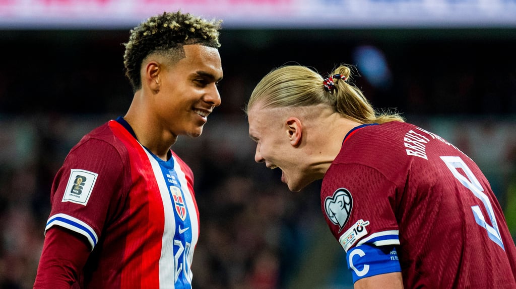 Norwegens Erling Haaland (r.) und Antonio Nusa sicherten sich die WM-Teilnahme 2026.