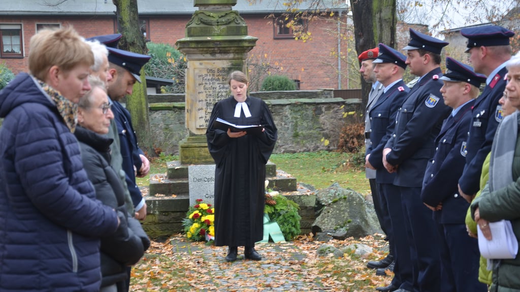 Pfarrerin Clara Flach gedachte mit den Anwesenden an der Wedringer Kirche den Opfern von Krieg und Vertreibung.