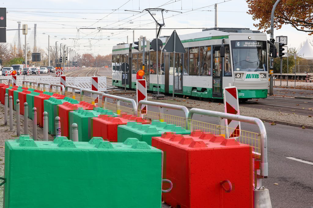 Betonsperren stehen rund um den Magdeburger Weihnachtsmarkt. In dem Bereich der Ernst-Reuter-Allee gilt auch wieder Tempo 30.