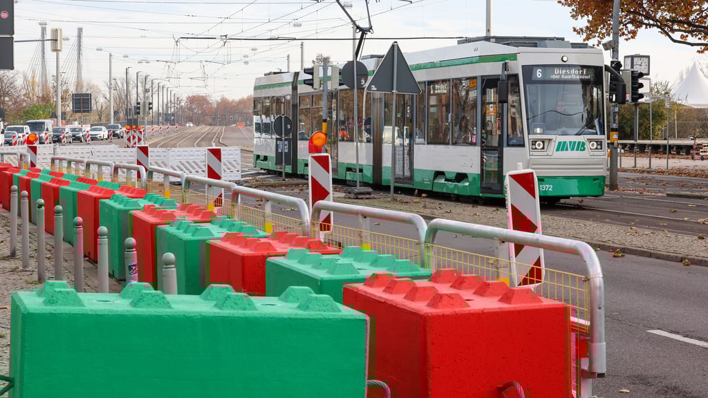 Betonsperren stehen rund um den Magdeburger Weihnachtsmarkt. In dem Bereich der Ernst-Reuter-Allee gilt auch wieder Tempo 30.