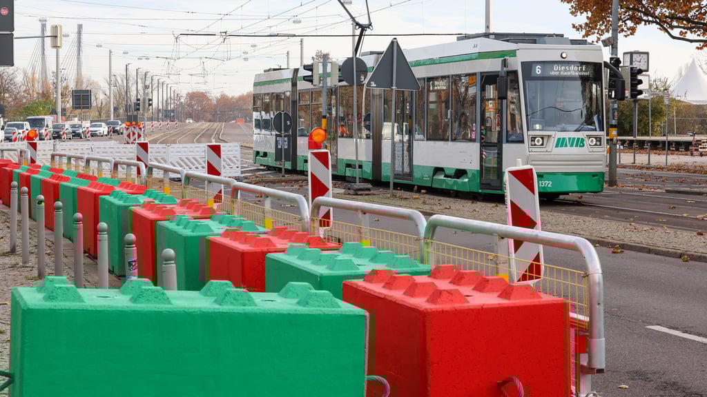 Betonsperren stehen rund um den Magdeburger Weihnachtsmarkt. In dem Bereich der Ernst-Reuter-Allee gilt auch wieder Tempo 30.