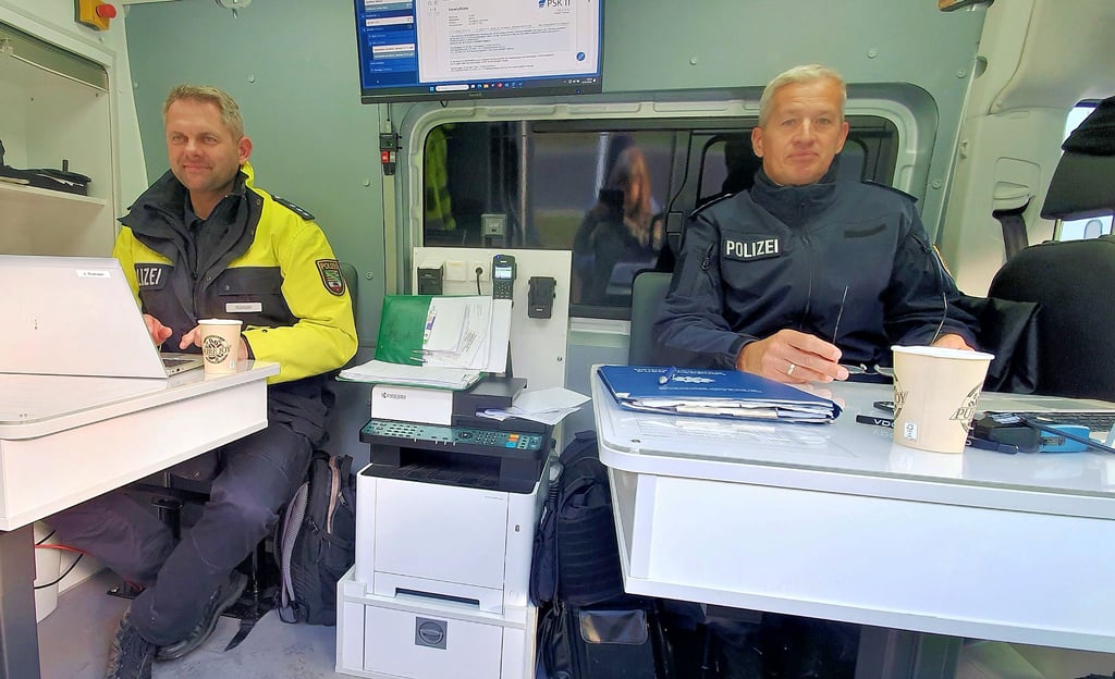 Polizeihauptkommissar Jens Rüdiger (links) und Polizeihauptwachtmeister Heimo Arlt werteten die ausgelesenen Daten aus. 