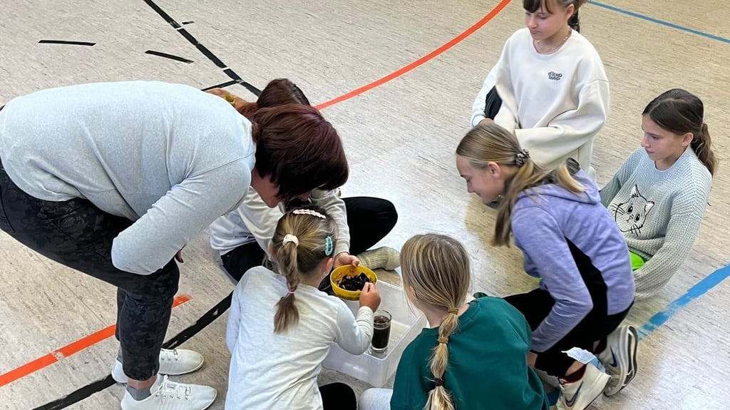 Vergleiche wie hier mit Wasser und Kaffeepulver, schaffen Bilder für Gefühlslagen und Folgen verbaler Äußerungen. 