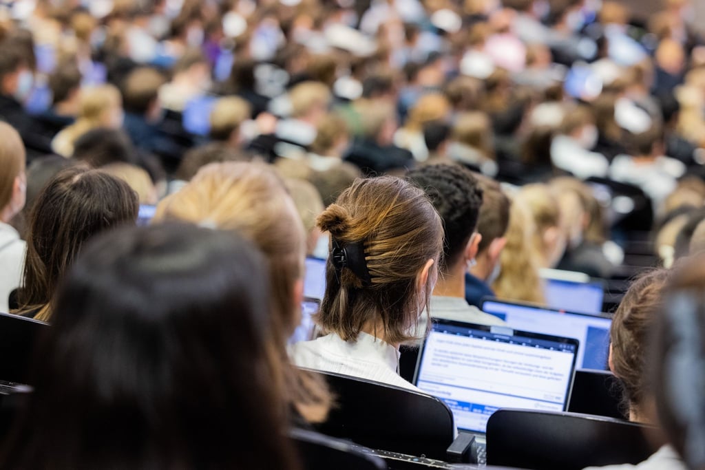 Thüringens Hochschulen melden stabile bis steigende Zahlen: Im Oktober starteten 6.436 neue Studierende an den größten Unis des Landes - viele von ihnen kommen aus dem Ausland. (Symbolbild)