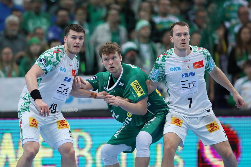 Im Hertzfeld im DHfK-Trikot gegen den SC Magdeburg. In diesem Spiel verletzte sich der Kreisläufer. 