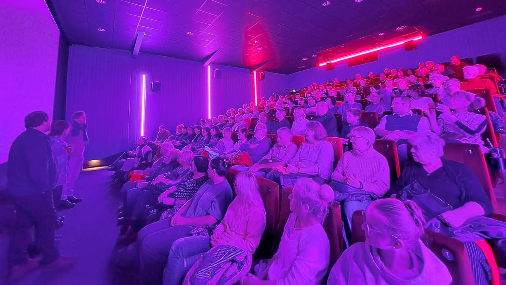 Bei der Premiere von „Sehnsucht in Sangerhausen“ begrüßte Regisseur Julian Radlmair das Publikum in den Kinosälen persönlich.