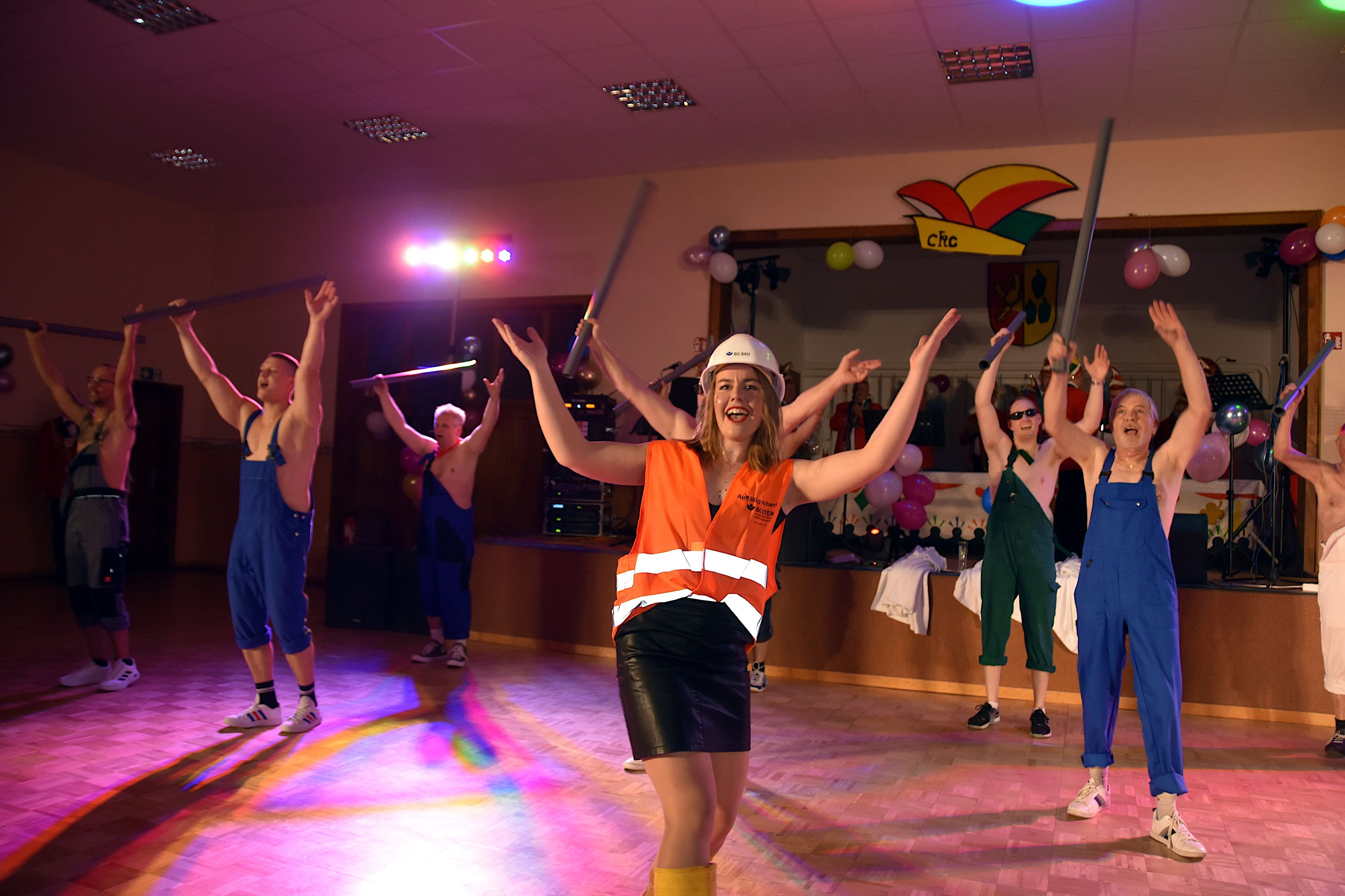 Fasching: Lachen, tanzen, feiern: Rohr frei für Karnevalspower: Männerballett startet in Mannhausen mit Volldampf (mit Bildergalerie)