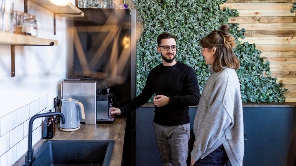 Souverän statt unbeholfen: Small Talk kann man tatsächlich lernen.