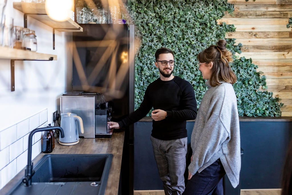 Souverän statt unbeholfen: Small Talk kann man tatsächlich lernen.