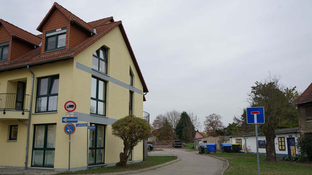 In der Nähe des Don-Bosco-Hauses in Wolmirstedt wurde eine leblose Person an den Bahngleisen gefunden.