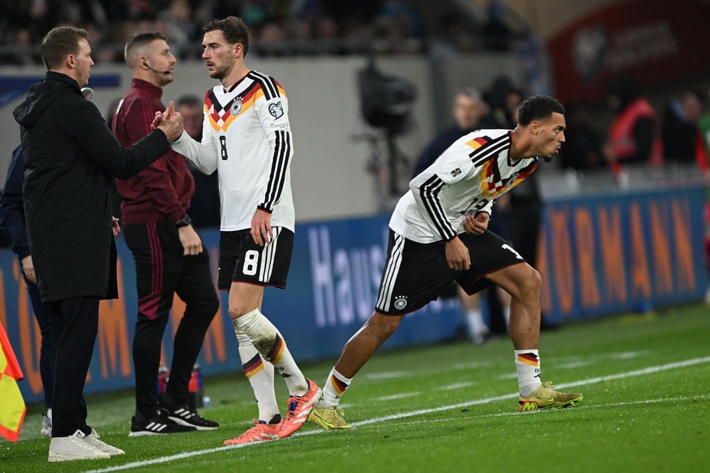 Bundestrainer Nagelsmann (l) wechselte Leon Goretzka (8) zur Sicherheit aus.