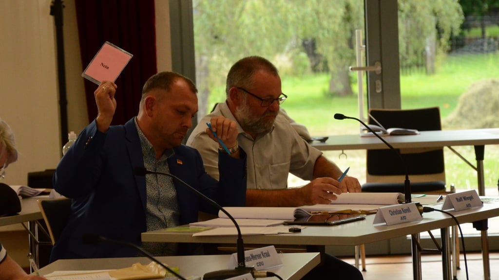 Christian Korell (l.) mit dem derzeitigen Fraktionsvorsitzenden der AfD Ralf Miegel (r.) bei der konstituierenden Stadtratssitzung im Haus der Generationen und Vereine in Weferlingen im vergangenen Juli.