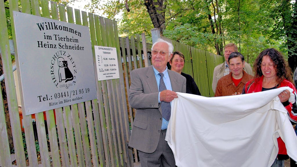 Das Zeitzer Tierheim erhielt 2009 offiziell den Namen des Zeitzer Möbelhändlers und vor allem Tierschützers Heinz Schneider. 