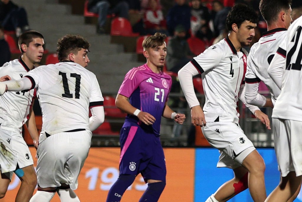 Der Höhenflug von Lennart Karl (Mitte) geht weiter.