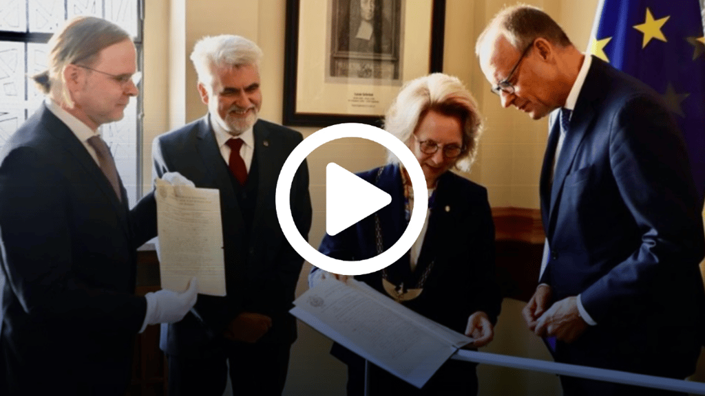 Bundeskanzler Friedrich Merz (rechts) war am Morgen zu Besuch in der Leopoldina in Halle.