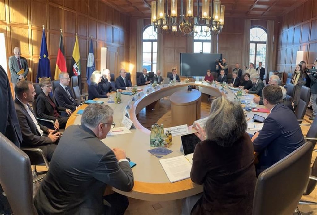 In der Leopoldina nahm Friedrich Merz (links, neben Reiner Haseloff) an der Kabinettssitzung teil.