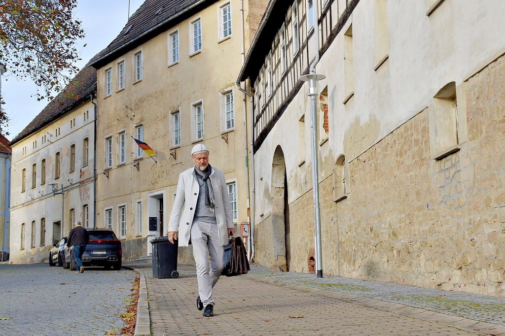 Das Rittergut ist einer der geschichtsträchtigsten Gebäudeensembles im Zeitzer Stadtteil Kayna. Jedoch gibt es viele Schwachstellen: Vom maroden Dach kann man zwischen den Ziegeln hindurch das ansehnliche Fachwerkhaus der Heimatstube (rundes Foto) in der Bahnhofstraße erblicken. 