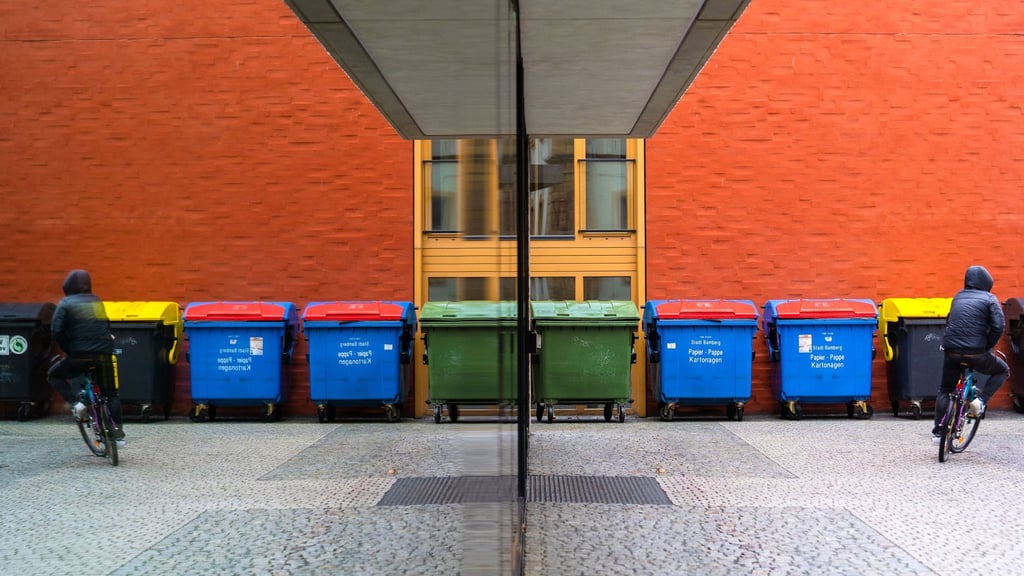 Für jeden Abfall gibt es die passende Tonne – jetzt muss man den Müll nur noch richtig einsortieren.