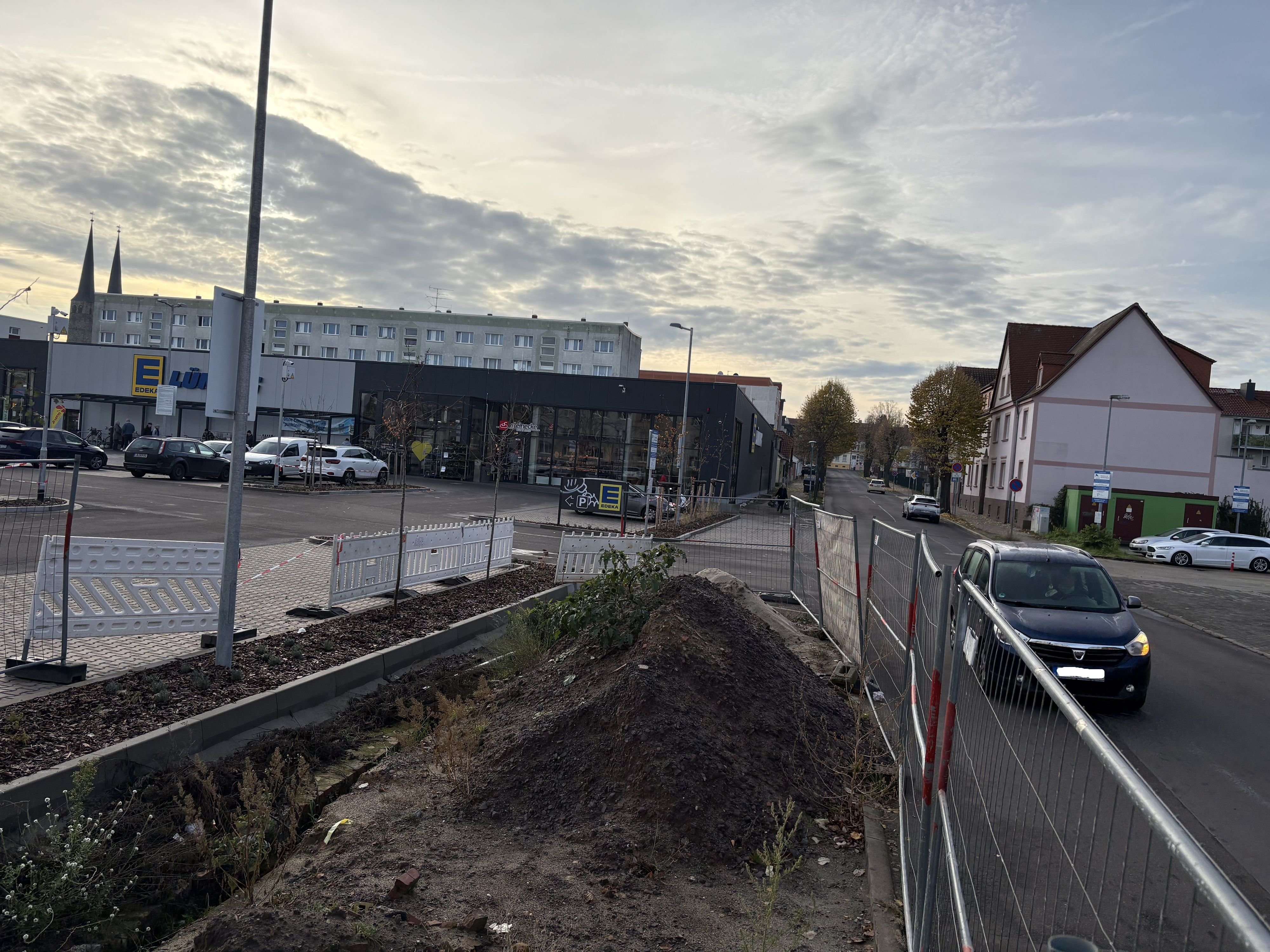 Anwohner ärgern sich über Baustelle: Neuer Supermarkt von Edeka in Burg ist Fall für Juristen: Stadt klagt gegen Betreiber