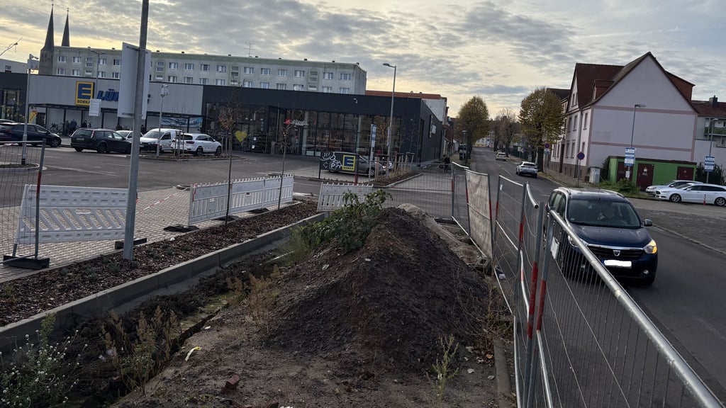 Auch Monate nach der Eröffnung des Edeka-Neubaus in Burg gleicht das Umfeld einer Baustelle. 