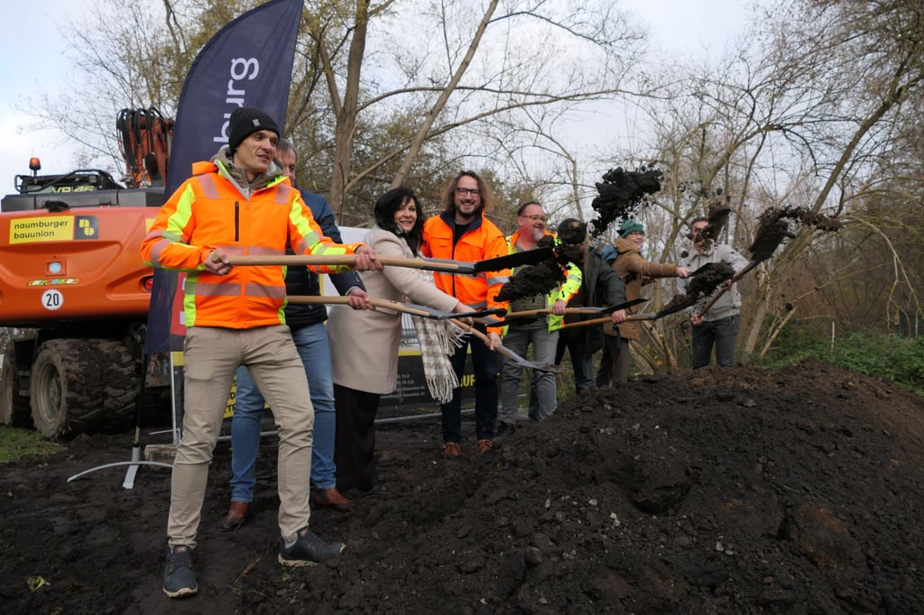 Verwaltung und Baufirma ließen zum Start des Mammutsprojekts am Dienstag die Erde fliegen. 