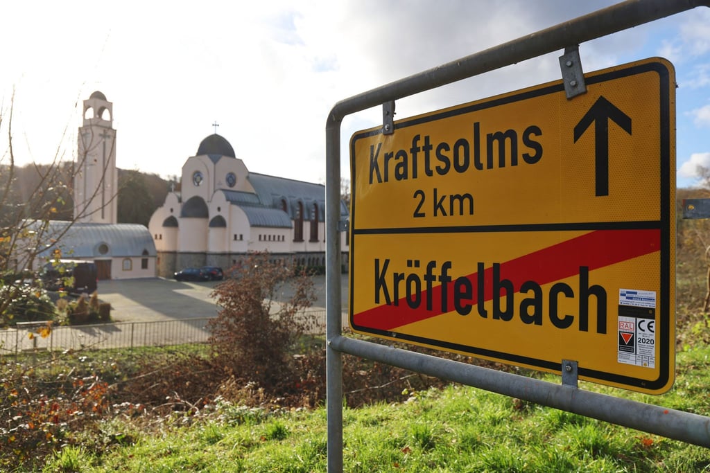 Das Baby war den Angaben zufolge vor einem Kloster in Waldsolms gefunden worden.