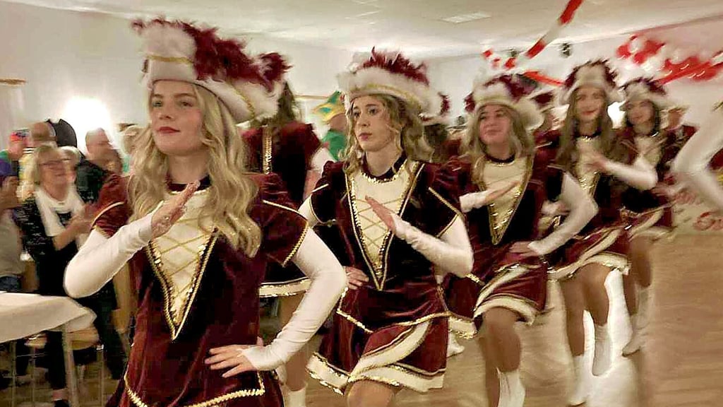 Das Funkenballett begeistert mit seinem Gardetanz.