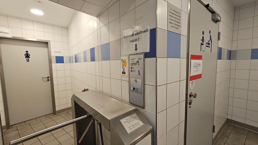 Die öffentliche Toilette im Marktschlösschen - hier kostet ein Mal Müssen müssen 50 Cent.