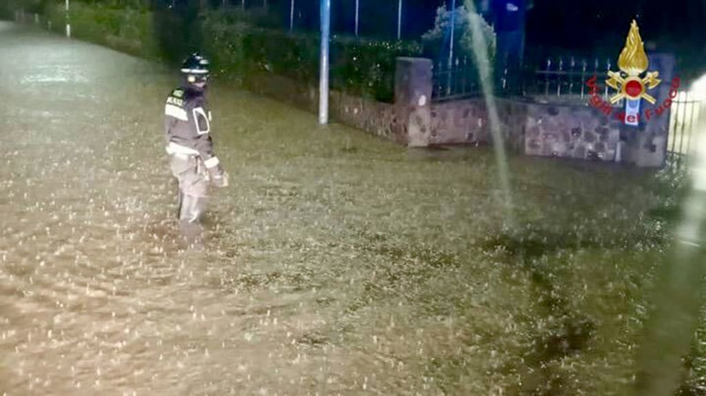 In der Region hatte es in den vergangenen Tagen heftig geregnet. Zahlreiche Straßen sind überschwemmt. Viele Keller stehen unter Wasser.