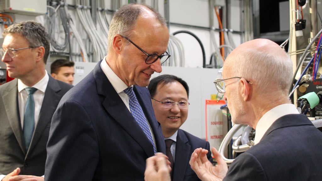 In Halle besuchte Kanzler Friedrich Merz unter anderem das Max-Planck-Institut, wo ihn Direktor Stuart Parkin empfängt.