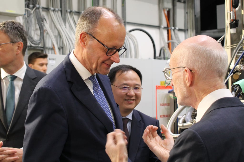 In Halle besuchte Kanzler Friedrich Merz unter anderem das Max-Planck-Institut, wo ihn Direktor Stuart Parkin empfängt.