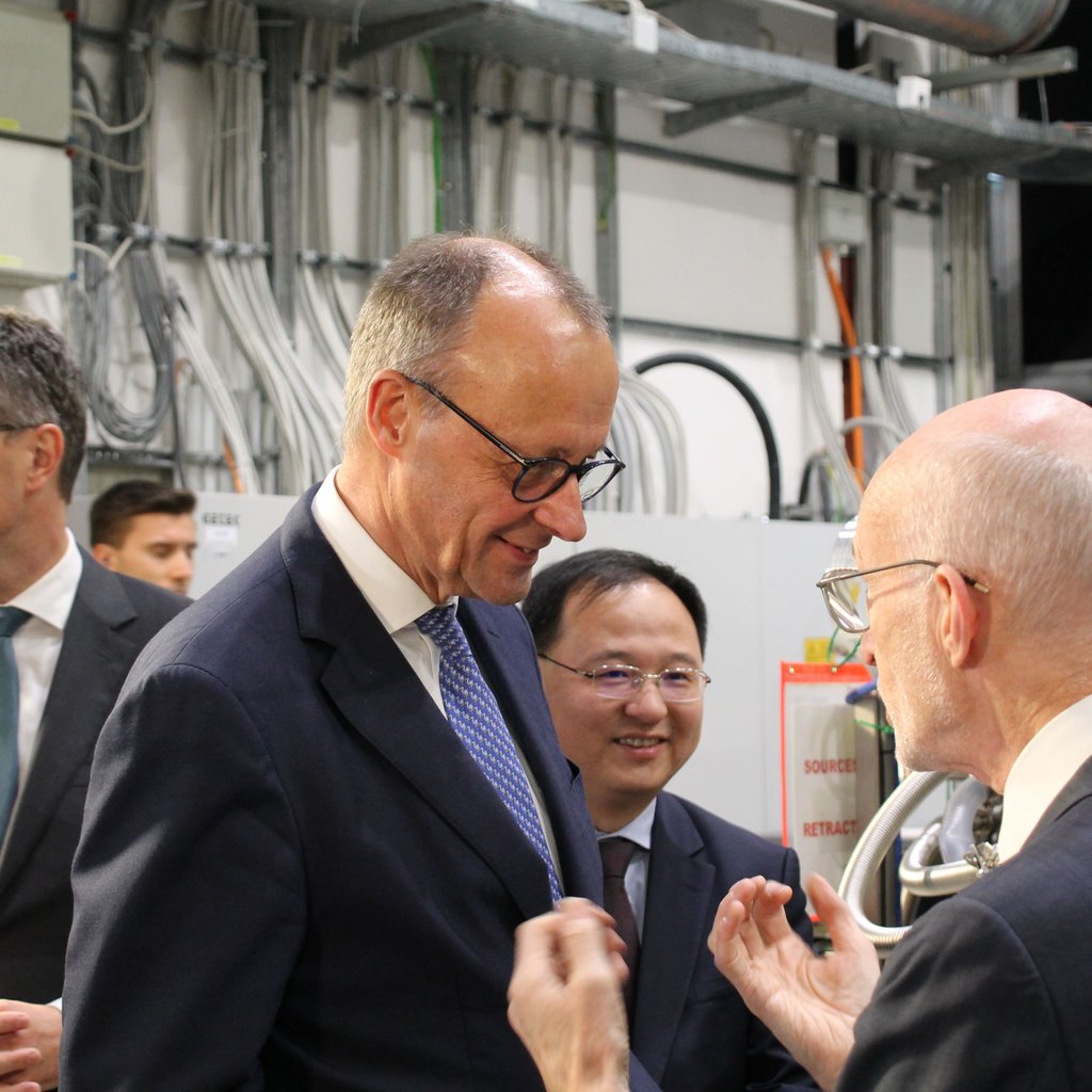 In Halle besuchte Kanzler Friedrich Merz unter anderem das Max-Planck-Institut, wo ihn Direktor Stuart Parkin empfängt.