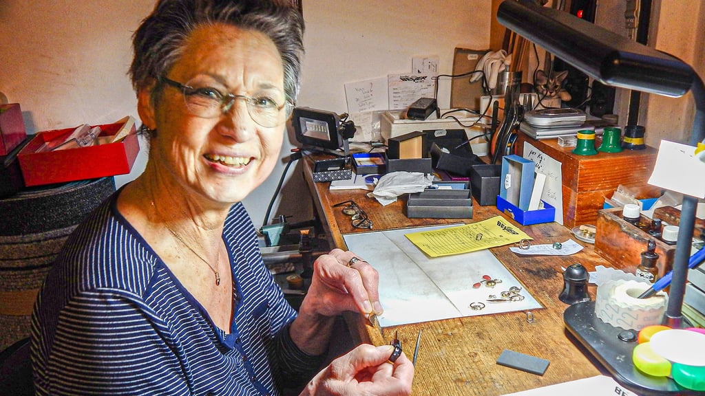 Umgeben von Säuren, Teststeinen, Lupen und kleinen Maschinen prüft Ingeburg Beyer Metalle und Edelsteine auf ihre Echtheit. Sie und Ehemann Wolfgang kaufen in Gardelegen Altgold an. 