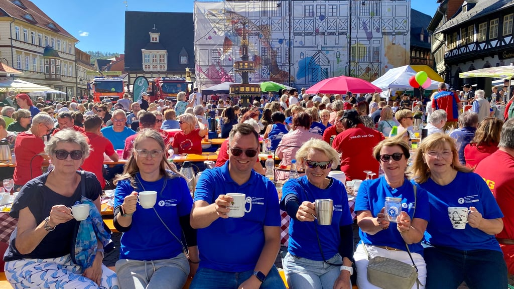 Zahlreiche Teilnehmer, bestes Wetter und tolle Stimmung zeichnet alljährlich das Bürgerfrühstück des Kinderschutzbundes auf dem Wernigeröder Marktplatz aus.