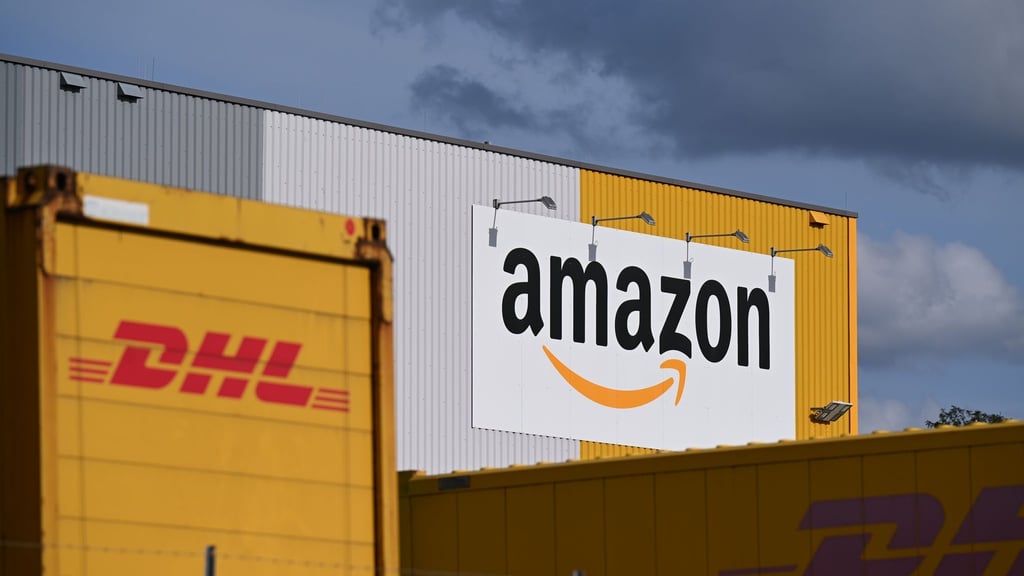 Ein Logistikzentrum von Amazon, auf dessen Gelände DHL-Container stehen. DHL ist das größte Paketunternehmen in Deutschland, gefolgt von Amazon - der Online-Handelsriese trägt einen großen Teil bei ihm bestellten Waren selbst aus. (Archivbild)